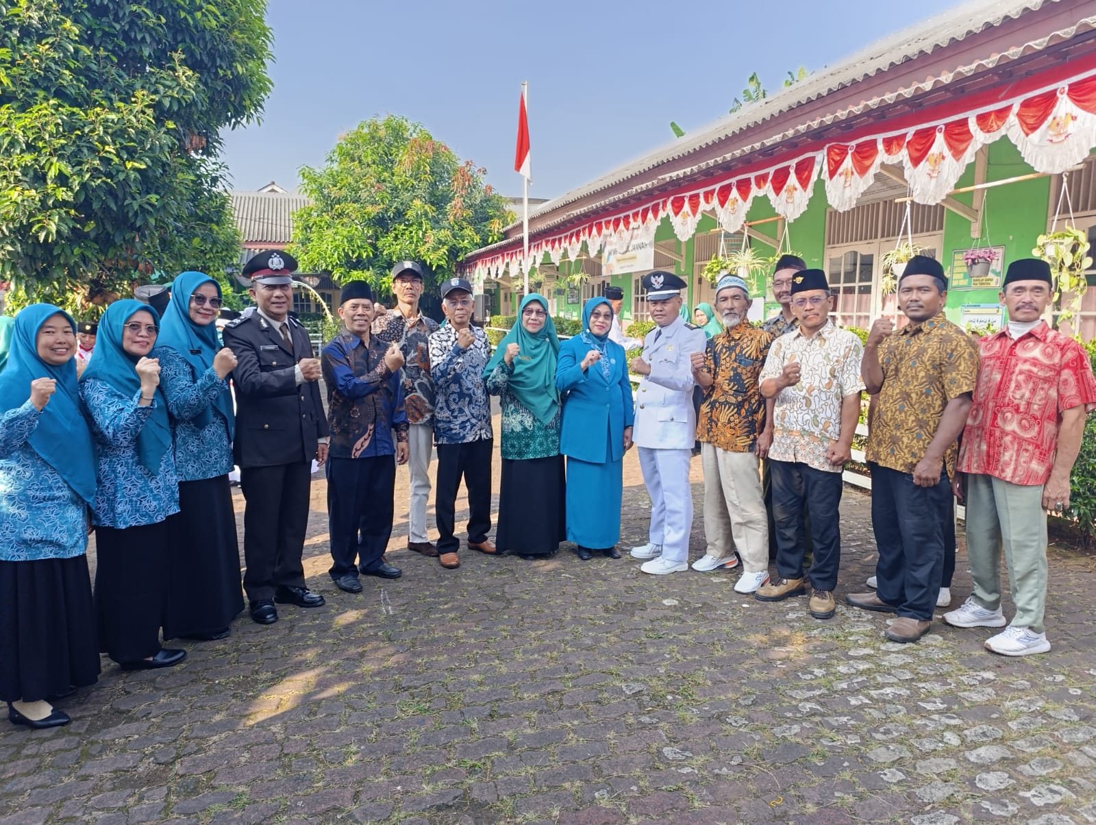 Upacara Bendera HUT ke 80 RI di MI Miftahul Jannah RT 003/06